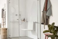 TUBE INside Eckkabine, mit Accessoires in Cenit-Chrom und Re-Cover Rückwandsystem in Reinweiß mit Profilen in Cremeweiß matt