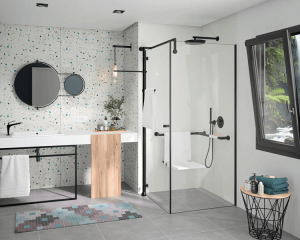 Das Bild zeigt ein sehr helles, offenes Bad mit streng geometrischen Linien, die über die Profile der Dusche, des Waschtischs und der Accessoires gezogen werden.